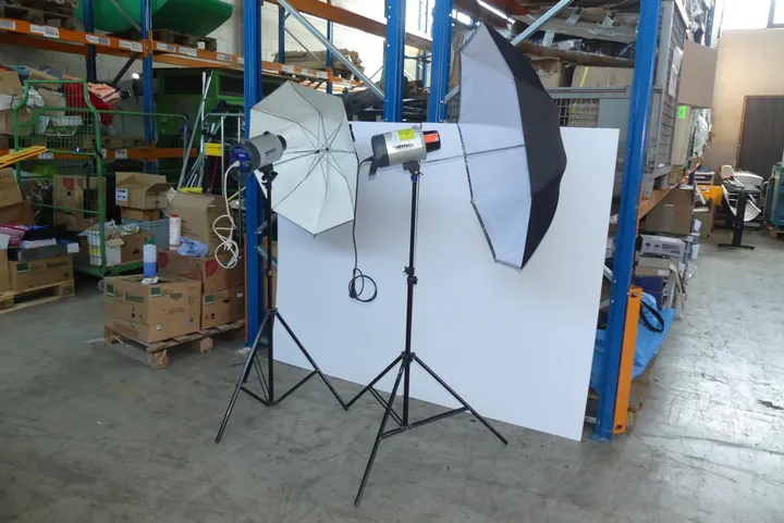 Studioblitzset mit Stativen, Schirmen und Hintergrund Modell: Expert Pro 500, Integra 250 Plus